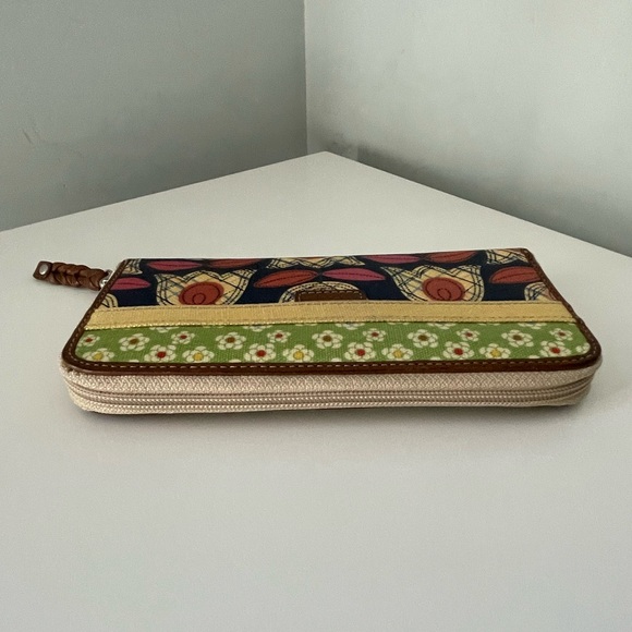 Fossil Vintage Floral Zip Around Wallet - Picture 5 of 13